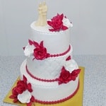 Свадебный Торт белоснежный с бордовыми розами